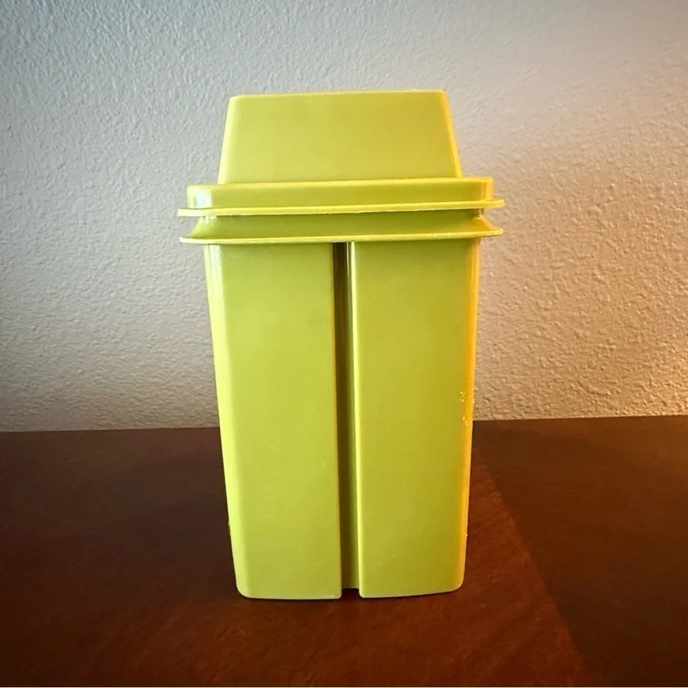 Tupperware vintage olive